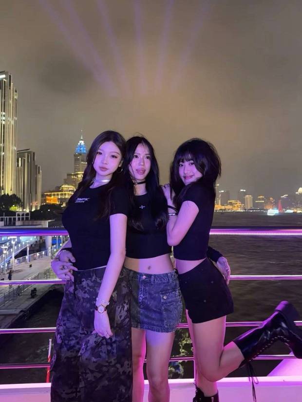 梧桐妹秀出修长美腿。