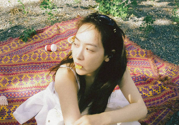 搜狐娱乐讯 6月10日，宋茜晒出一组美照，照片中她穿白色吊带甜美明媚，头戴墨镜又甜又飒，素颜状态超好。