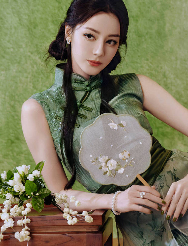 搜狐娱乐讯 22日，迪丽热巴参加活动的造型美照释出，她身着翠绿旗袍裙极具国风雅韵，宛若茉莉花仙，芳香四溢。