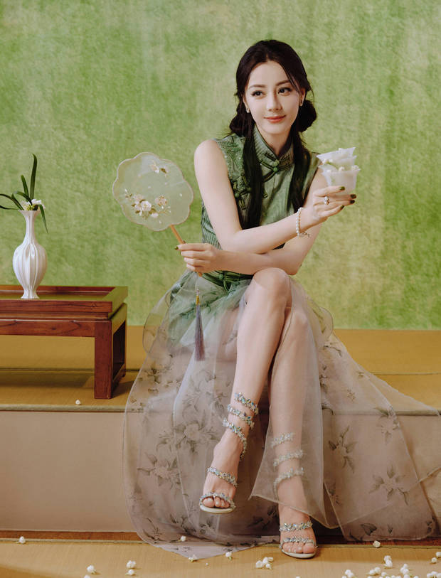 迪丽热巴身姿曼妙，一双纤细美腿白嫩吸睛。