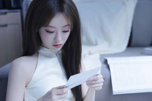 祝绪丹妆容精致。