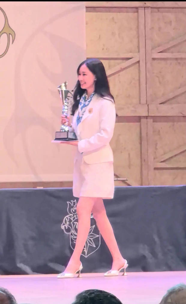 赵文卓大女儿赵子仪“玫瑰”上台领奖。