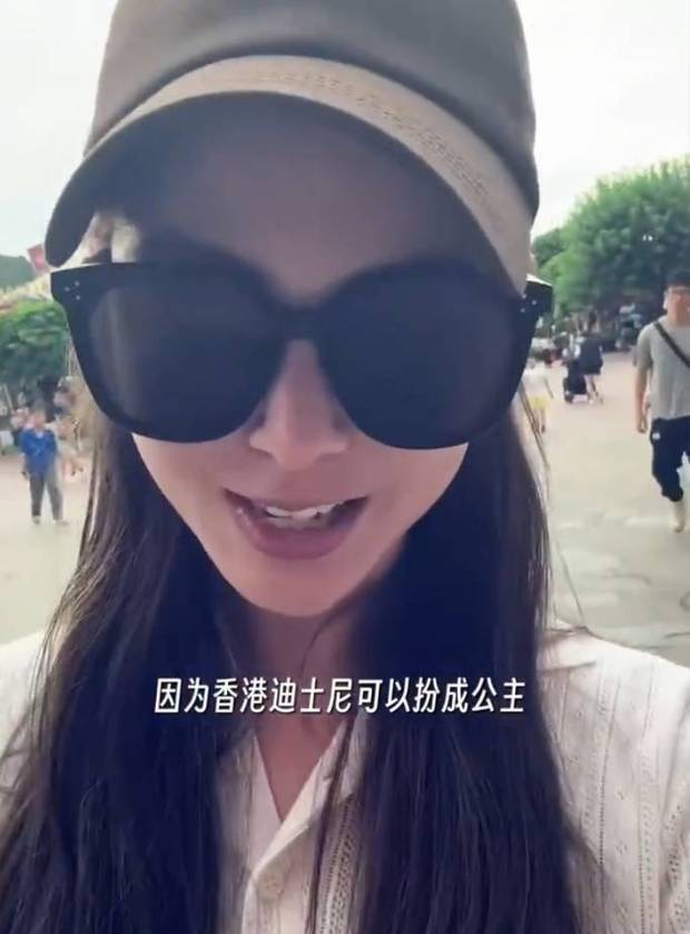 搜狐娱乐讯 近日，周杰伦妻子昆凌带着三个孩子游玩迪士尼，并为大女儿庆祝10岁生日，Hathaway穿公主裙拍照好漂亮！