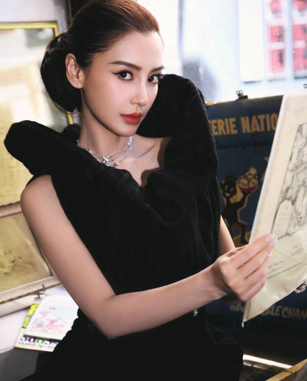 杨颖侧颜精致，美貌迷人。