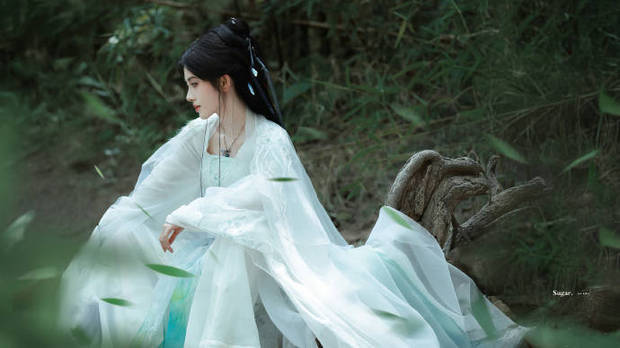 鞠婧祎竹林白衣造型气质好。