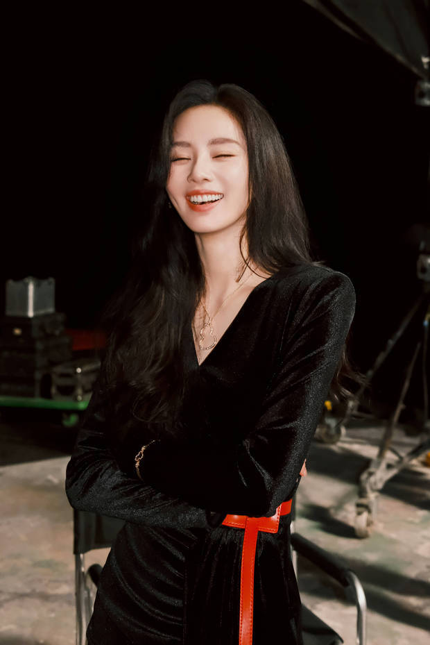 搜狐娱乐讯 近日，刘诗诗工作室晒出一组美照。刘诗诗身穿黑色长裙知性优雅，唇红齿白笑容明媚。