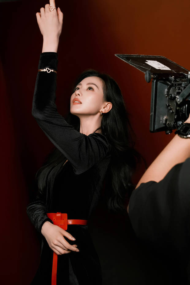 刘诗诗侧颜美丽。