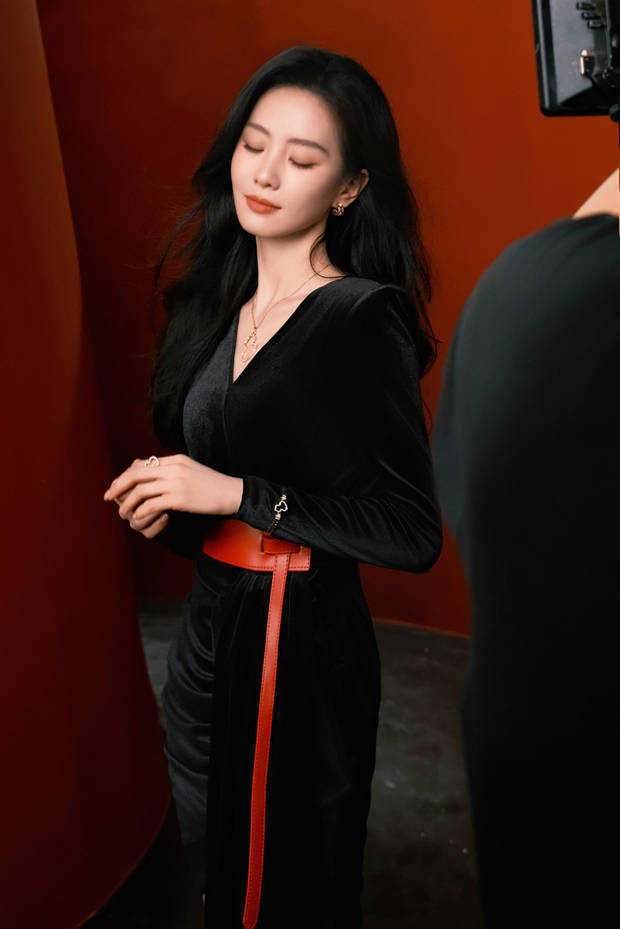 刘诗诗举手投足优雅大气。