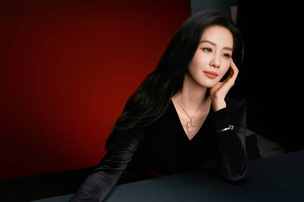 刘诗诗托脸文静有气质。