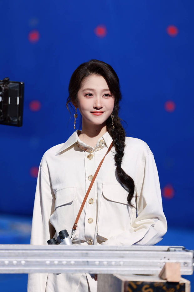 关晓彤绽放温柔笑容，心情愉悦。