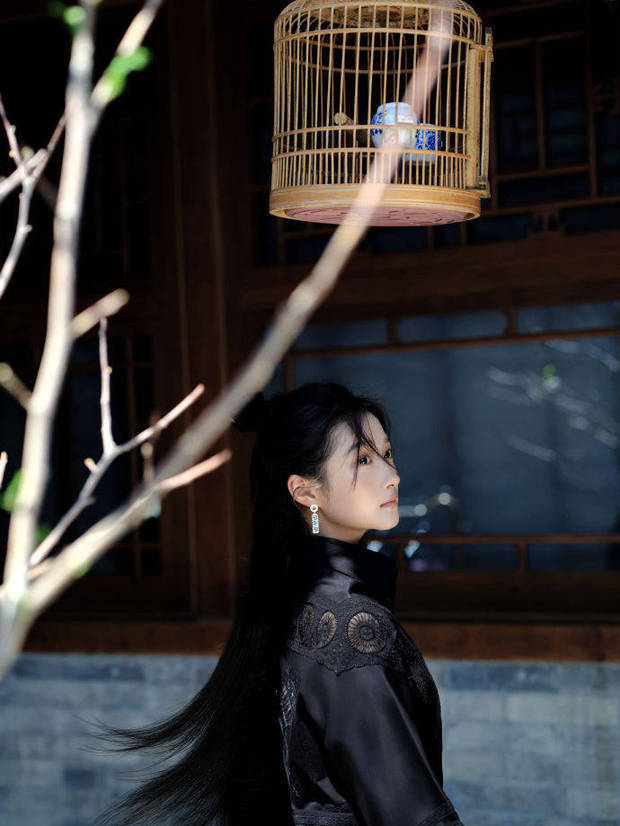 搜狐娱乐讯 近日，关晓彤的一组美照爆出，图中，关晓彤身着黑色中式上衣，长发束起，侧颜清逸，尽显古典气韵。