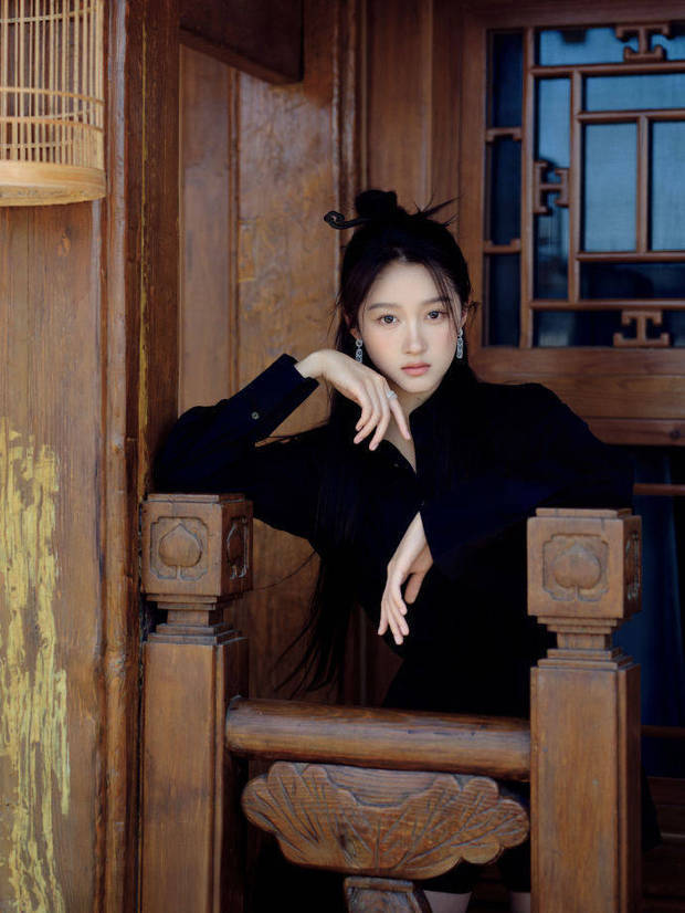 关晓彤手搭扶手，眼神沉静，散发清冷文艺气质。