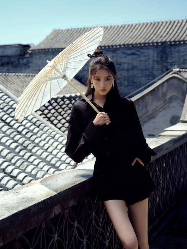 关晓彤直视镜头，姿态飒爽。