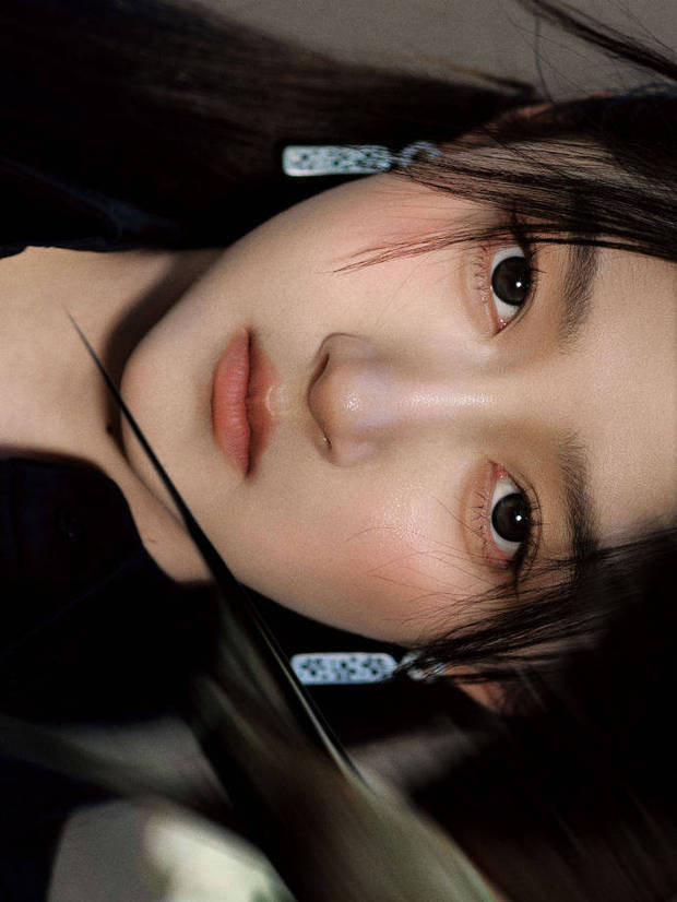 关晓彤眉眼精致，妆容清透。