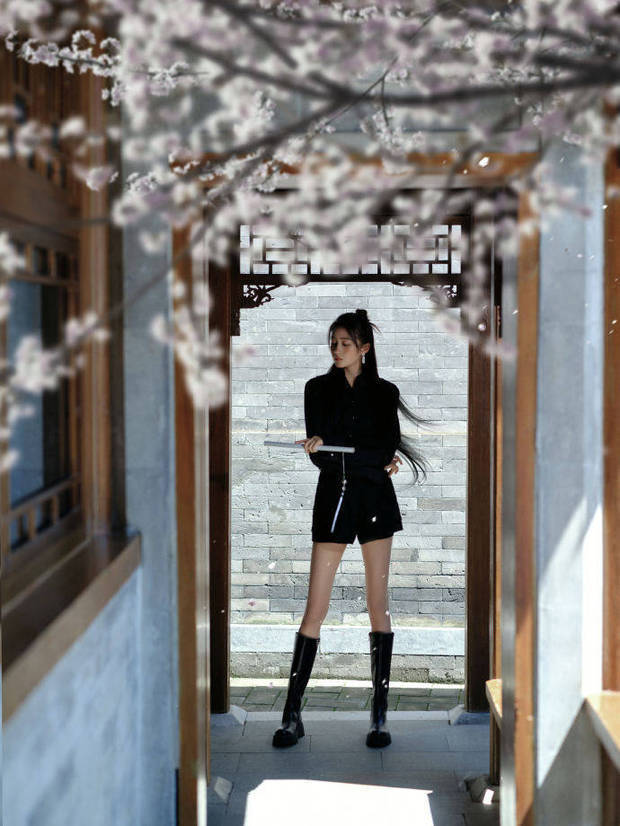 关晓彤穿黑衣黑靴，身材比例超好。