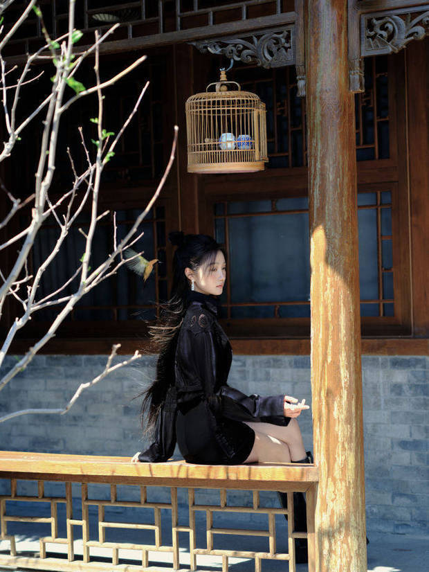 关晓彤发丝飞扬，恬静淡雅。