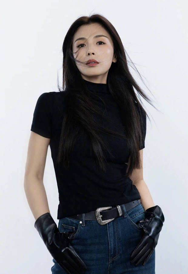 搜狐娱乐讯 1日，刘涛在社交平台上更新美照，并配文称：“黑长直九宫格打开九月的第一天！”