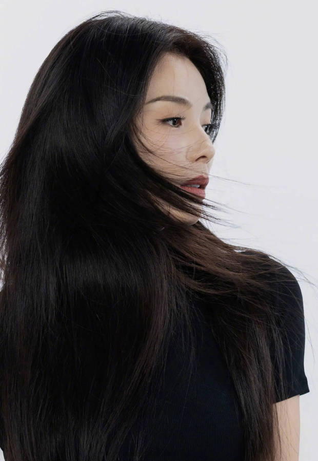 刘涛侧颜精致，状态在线。