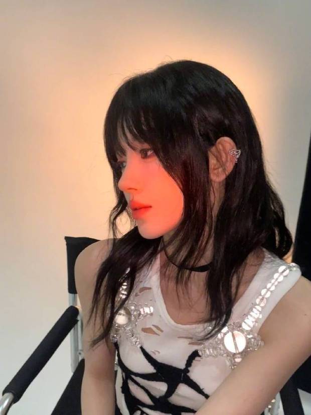 红色的光打在鞠婧祎姣好的五官上。