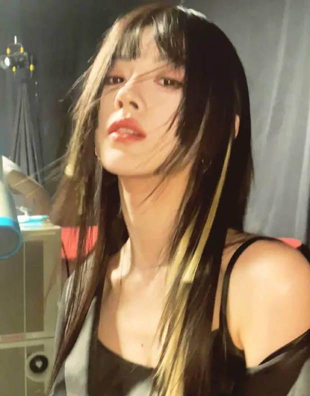 鞠婧祎微微昂头。