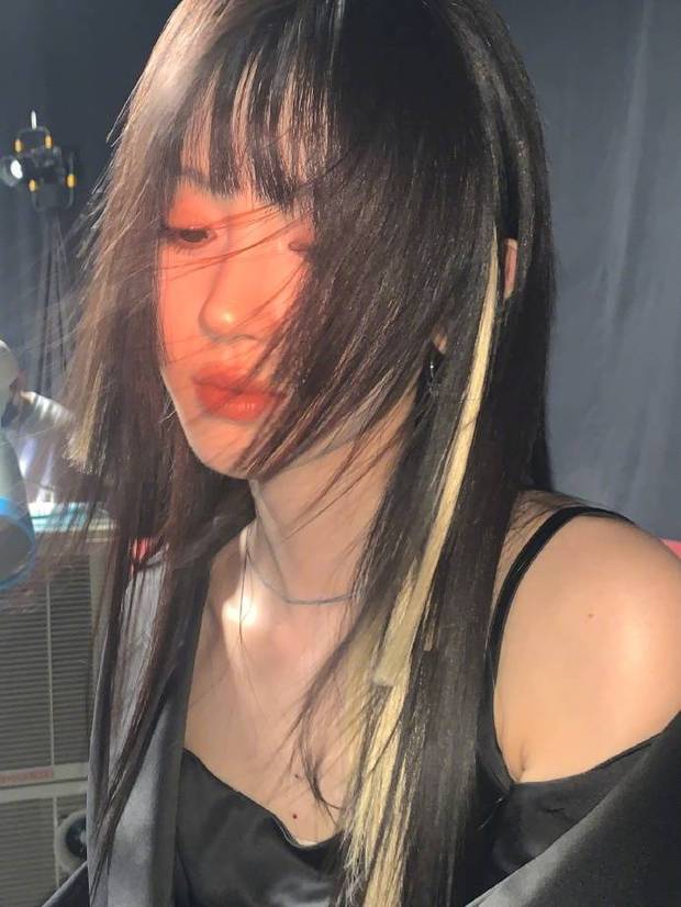 鞠婧祎低头看上地面。