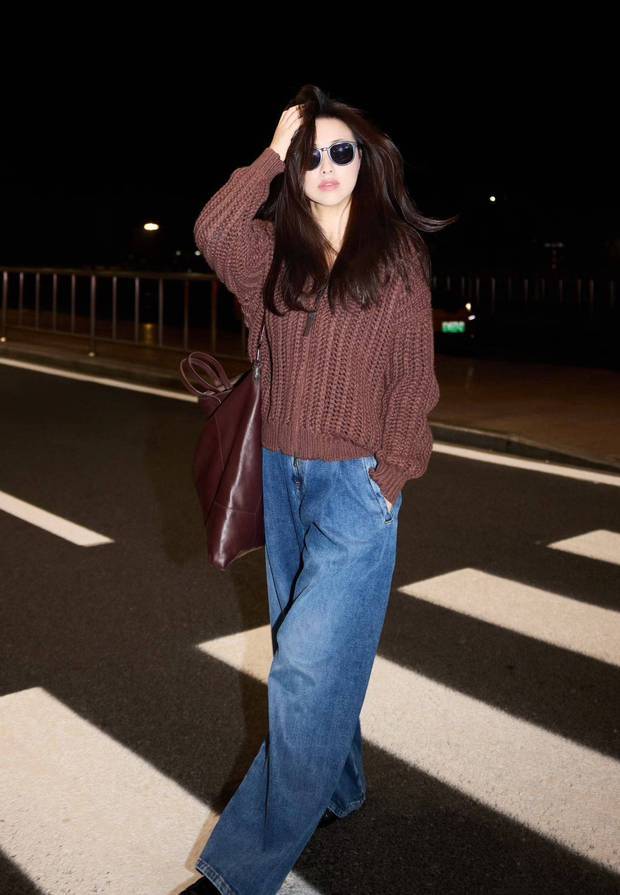 朱珠半撩头发，明媚迷人。