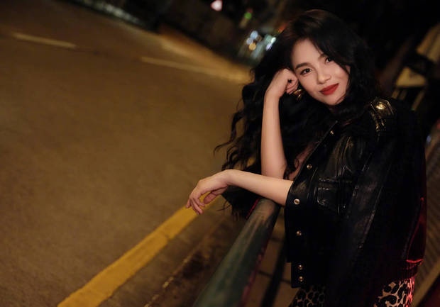 刘涛绽放温柔笑容，眼神好撩人。