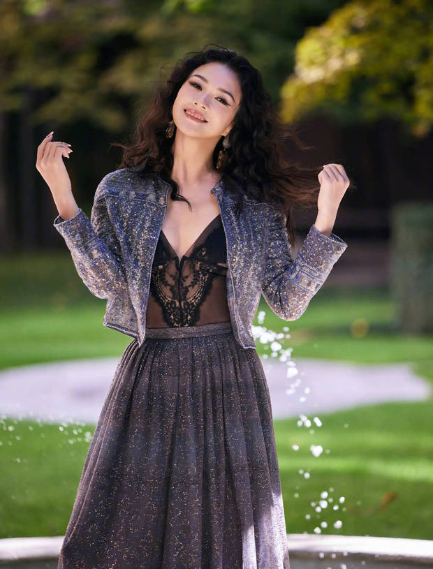 章子怡绽放明媚笑容，元气满满。