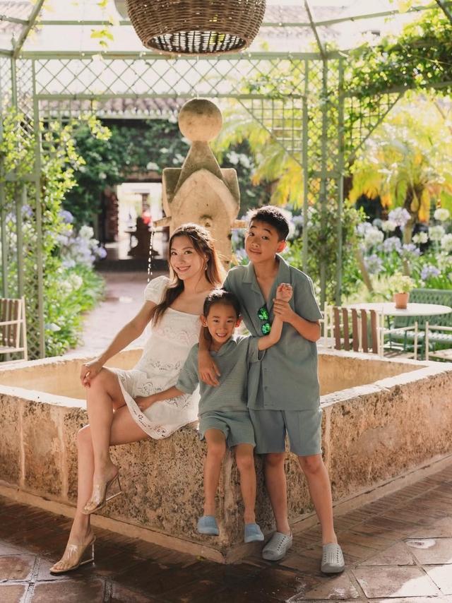 陈小春两个儿子近照,应采儿带娃出游,父子三人龇牙笑似复制粘贴