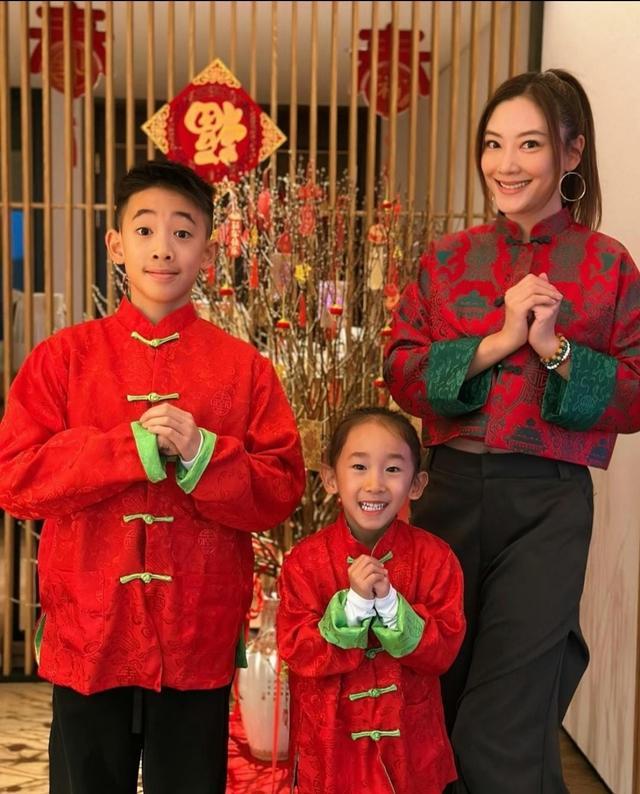 陈小春两个儿子近照,应采儿带娃出游,父子三人龇牙笑似复制粘贴