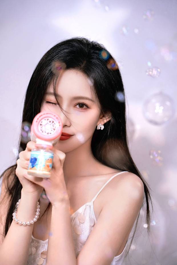 搜狐娱乐讯 10月1日，孟子义工作室公开一组孟子义的日常随拍，照片里孟子义穿着吊带裙，对镜wink，充满梦幻氛围。