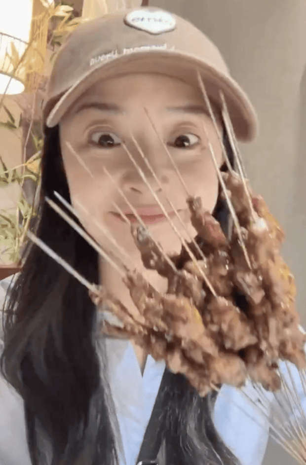 搜狐娱乐讯 1日，蒋欣在国庆当天晒出自己在西安嗨吃的VLOG，并配文称：“国庆游玩欣推荐，打卡一个天天晕碳，快乐逍遥的城市！”