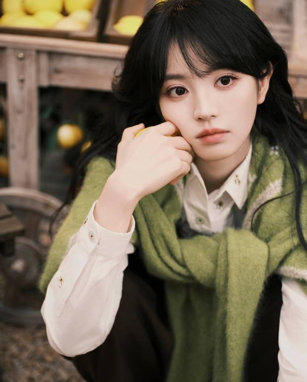 田曦薇单手托腮，少女感十足。