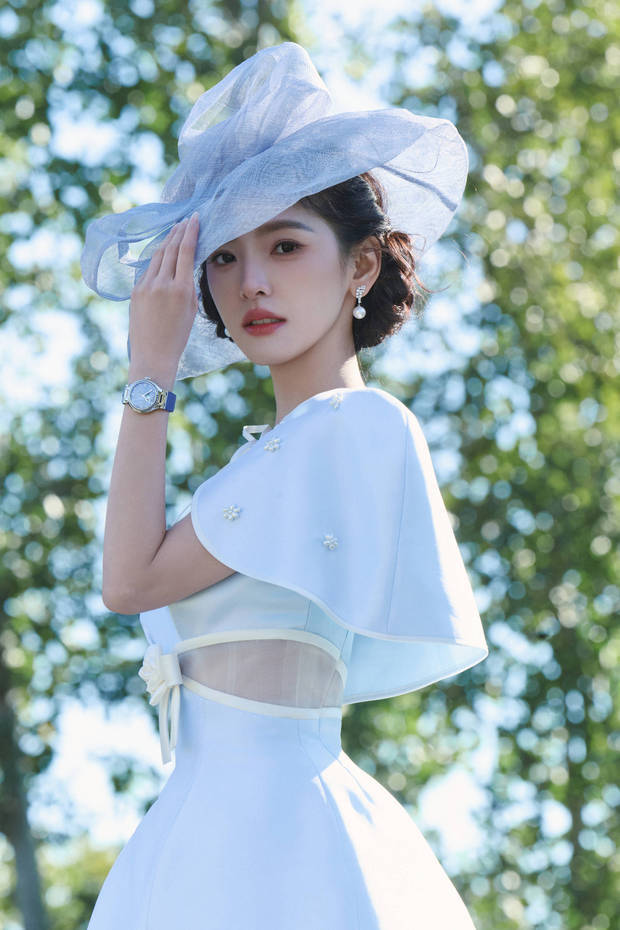 章若楠下颌线优越。