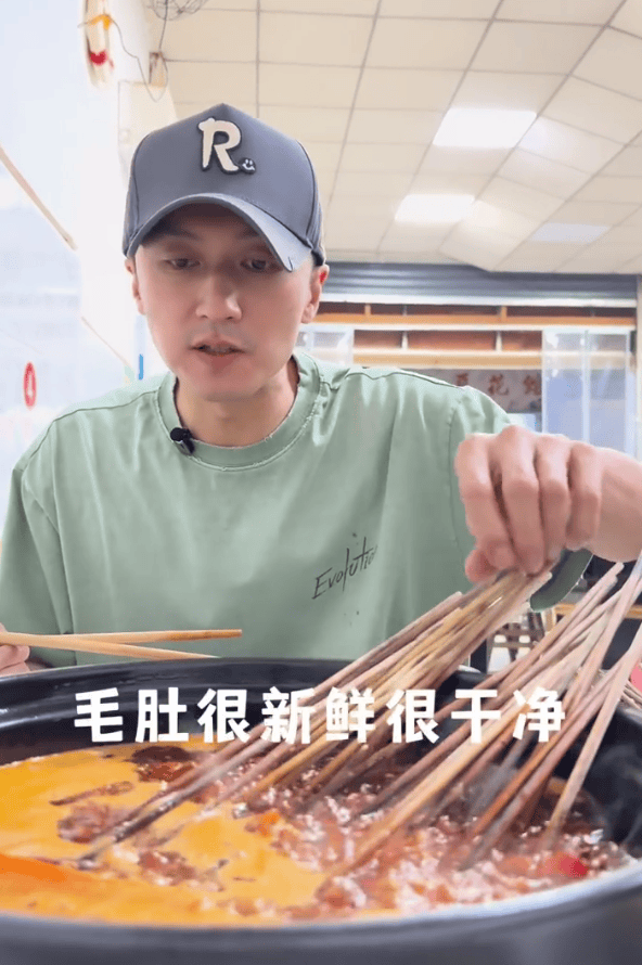 谢霆锋到重庆吃串串香。