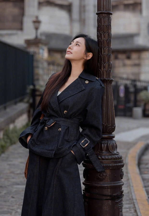 秋瓷炫侧颜精致，美貌养眼。