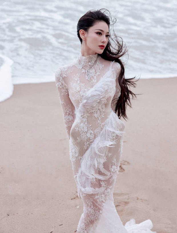 搜狐娱乐讯 29日，张馨予工作室晒出一组美照，并配文称：“卸掉25斤拖尾礼服的美人鱼。”