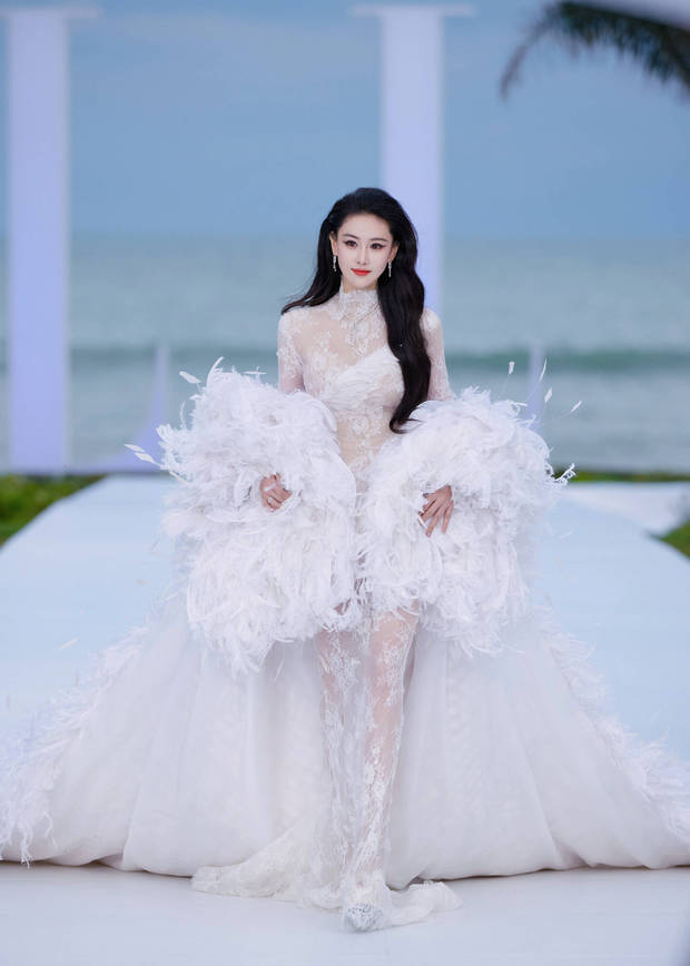 28日，张馨予穿着25斤的拖尾礼服参加活动，造型十分吸睛。