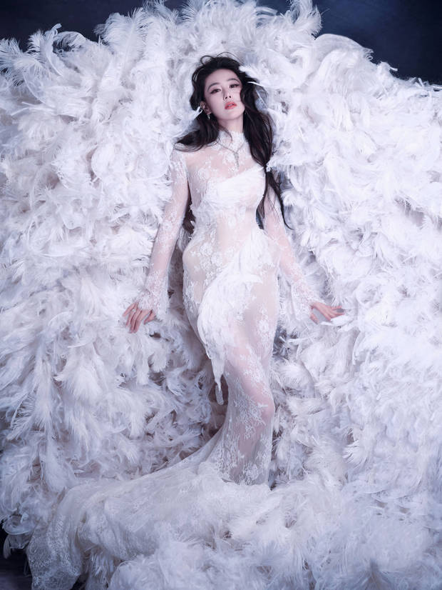 28日，张馨予晒出自己的美照，并发文称：“我的化妆师说，今天我是千年狐妖！”