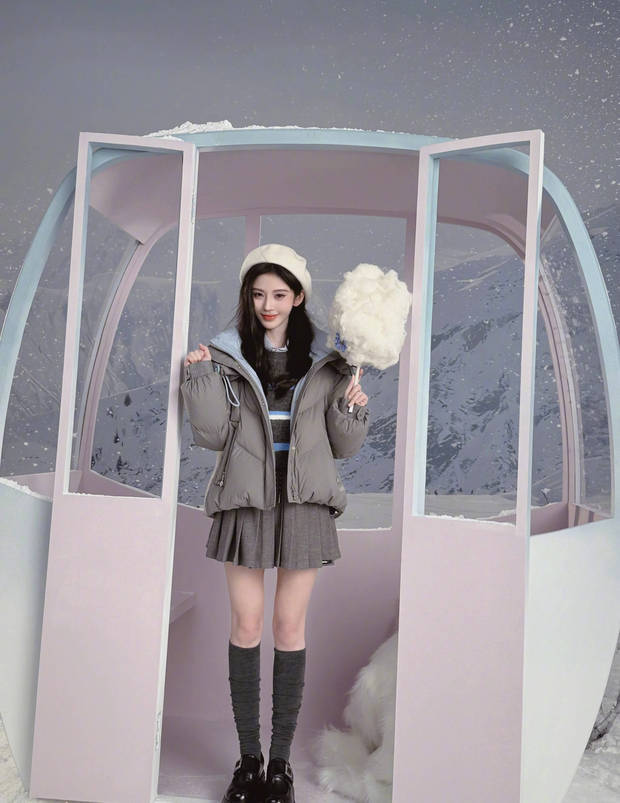 搜狐娱乐讯 11月18日，鞠婧祎在社交平台分享一组私照，照片里的她穿着羽绒服搭配学院风短裙，双腿纤细，戴着贝雷帽，清纯温柔。