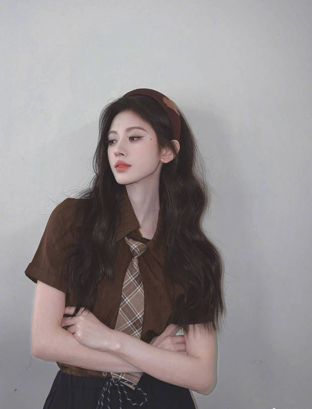 鞠婧祎化身傲娇学姐。