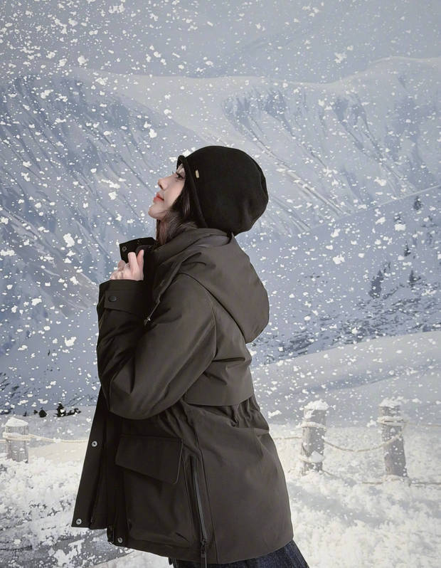 鞠婧祎冬日穿搭好动人。