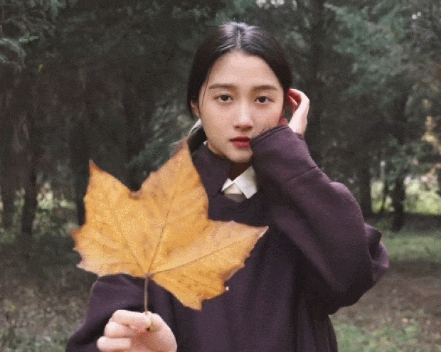 关晓彤拍摄转场视频，秒变文艺范少女。