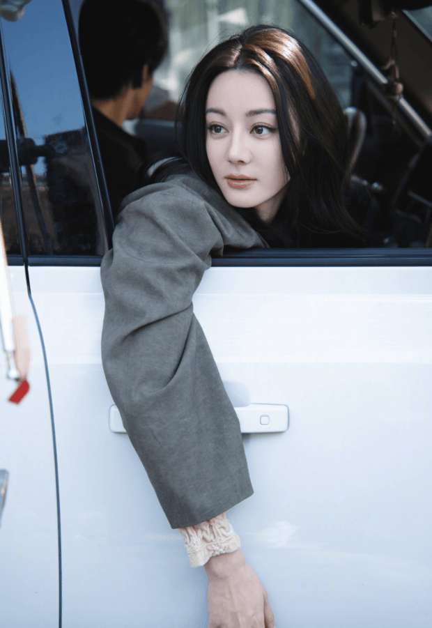 迪丽热巴注视车窗外。