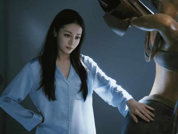 迪丽热巴工作照。