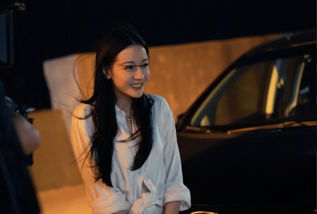 迪丽热巴温柔大笑，氛围拉满。