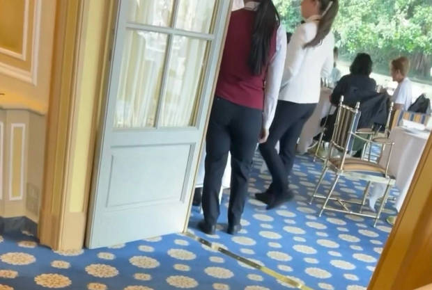 王心凌与吴克群一起吃饭。