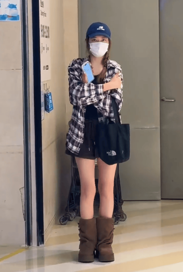 当天,应采儿化身“经纪人”,全程跟拍、鼓励儿子,甚至因此错过了老公陈小春的演唱会。活动结束后,Jasper连环追问:“爸爸帅还是我帅?”,应采儿直言“陈小春最帅”!