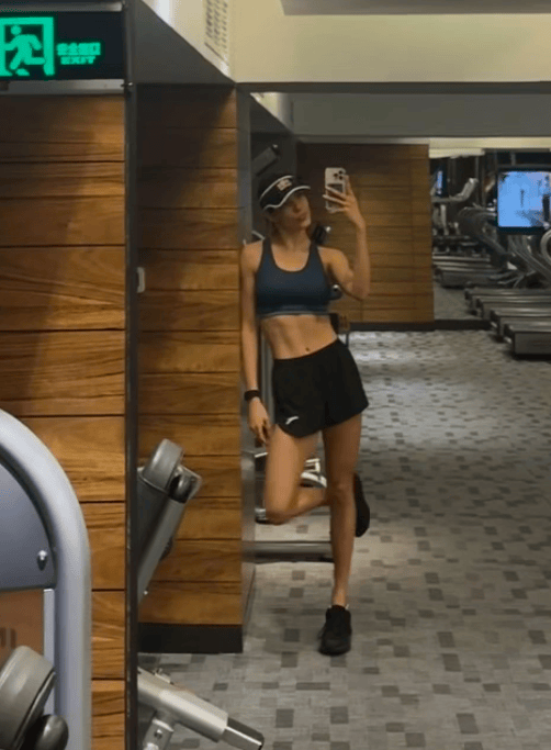 谷爱凌的腹肌、马甲线十分明显。