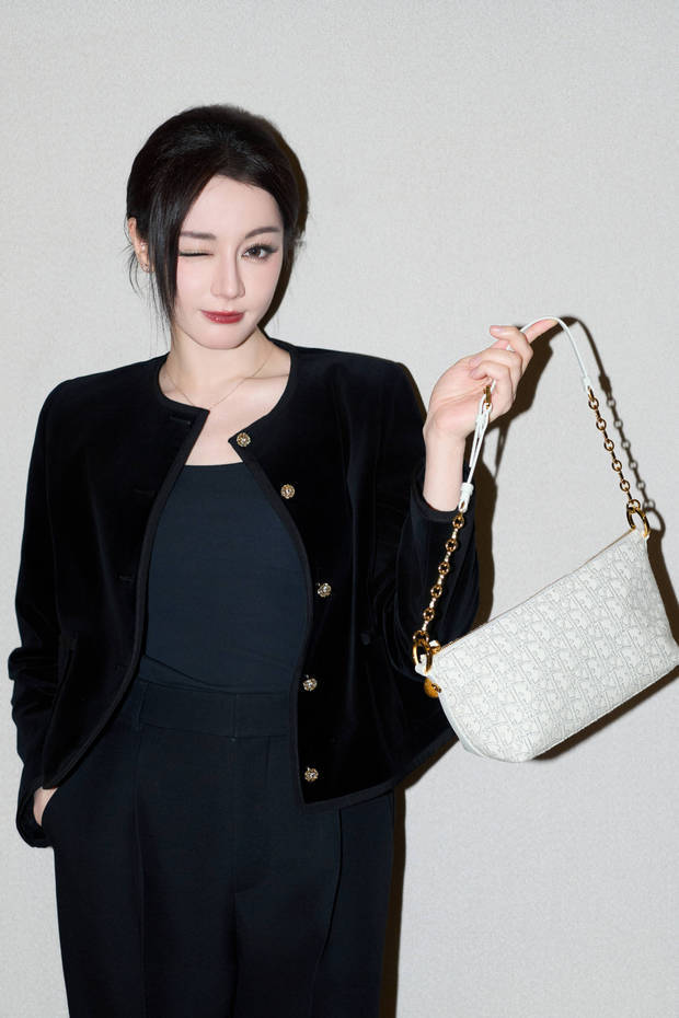 搜狐娱乐讯 2日，迪丽热巴一组黑色系造型美照释出，她对着镜头wink，酷中带甜，美貌养眼！